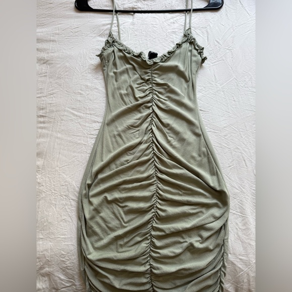 Windsor Ruffle Ruched Dress 🦚 - Picture 3 of 4